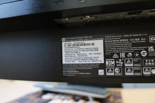 Computerskærm HP P34hc G4 med mus og tastatur