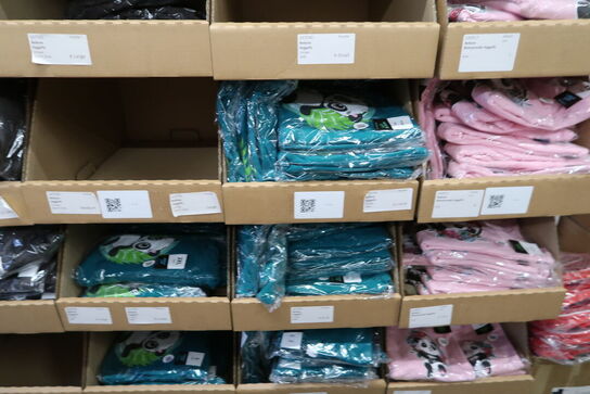 Div. Papkasser med Merchandise bl.a. tasker, tøj, drikkedunke m.m.