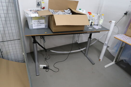 2 stk. hæve/sænke skriveborde med indhold