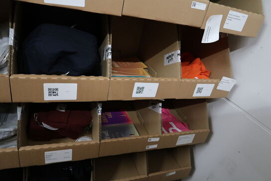 Div. Papkasser med Merchandise bl.a. tøj m.m.
