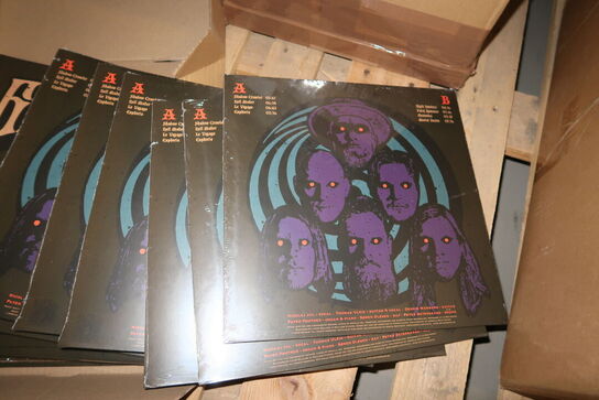 2 stk. paller med div. Merchandise bl.a. tøj, LP'er, bøger m.m.