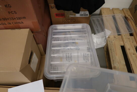 Paller med div. Merchandise, plastikkasser m.m.