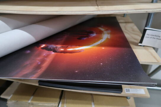 4 stk. stativer/reoler/borde med div. Plakater