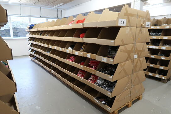 Div. Papkasser med Merchandise bl.a. tøj, kasketter, solbriller m.m.