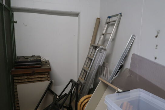 Kontorstol, plastikkasser, trappestige, opbevaringsbord m.m.