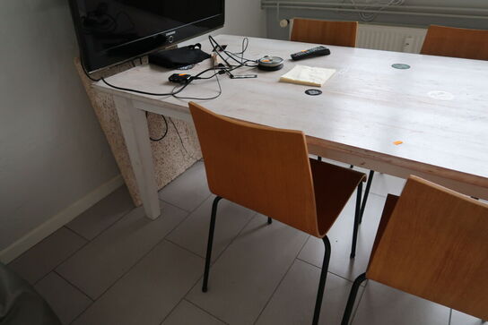 Bord med 4 stk. stole samt sækkestol og whiteboard