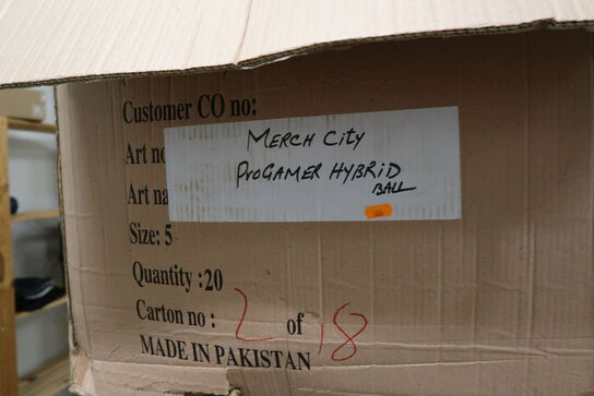 Paller med div. Merchandise bl.a. fodbolde, strømper m.m.