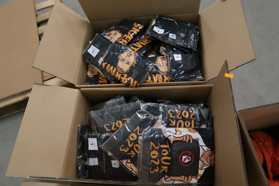 Div. Papkasser med merchandise bl.a. kasketter, tøj m.m.
