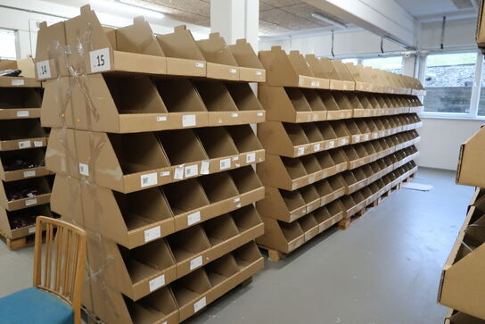 Div. Papkasser med Merchandise bl.a. tøj m.m.