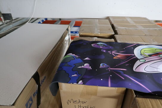 Paller med musemåtter, loftplader samt div. plastikkasser