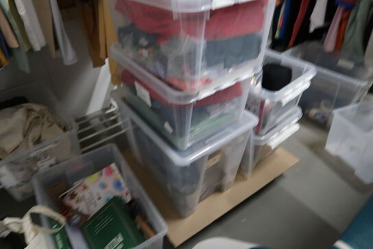 Stole, borde, tøjstativer med div. Tøj m.m.