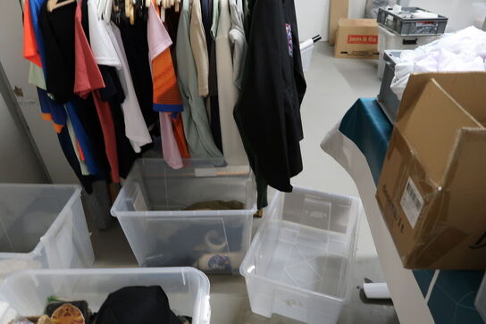 Stole, borde, tøjstativer med div. Tøj m.m.