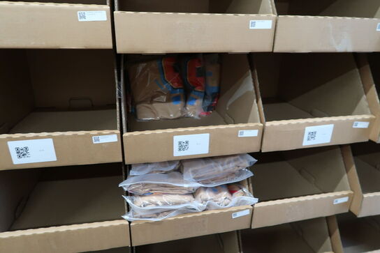 Div. Papkasser med Merchandise bl.a. tasker, tøj, drikkedunke m.m.