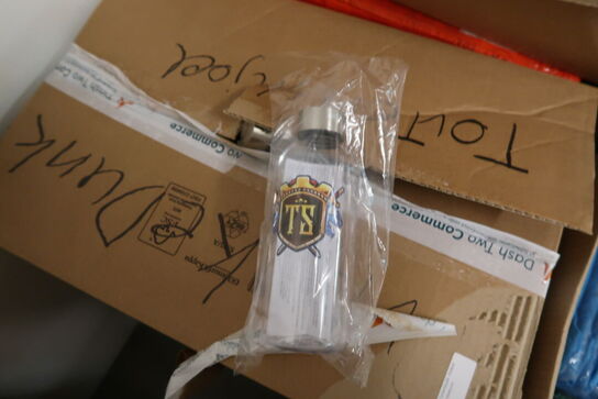 Palle med div. Merchandise bl.a. Tøj, huer m.m.