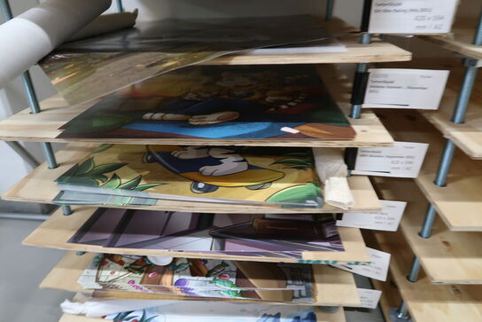 4 stk. stativer/reoler/borde med div. Plakater