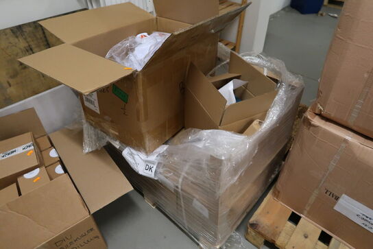 Paller med div. Merchandise bl.a. fodbolde, strømper m.m.