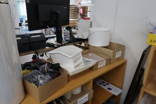 Opbevaringsbur samt 2 stk. reoler med div. Pakkematerialer og palle med indhold