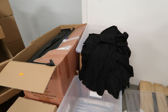 Paller med div. Merchandise, plastikkasser m.m.