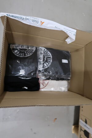 Div. Papkasser med merchandise bl.a. tøj m.m.
