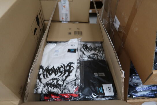 Div. Papkasser med merchandise bl.a. tøj m.m.