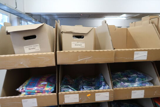 Div. Papkasser med Merchandise bl.a. tøj, huer, penalhuse, tasker m.m.