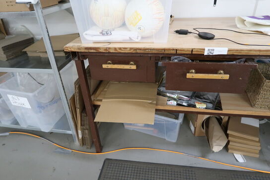 Pakkebord med indhold