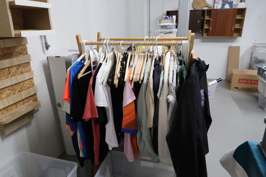 Stole, borde, tøjstativer med div. Tøj m.m.