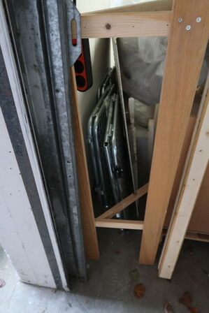 Kontorstol, plastikkasser, trappestige, opbevaringsbord m.m.