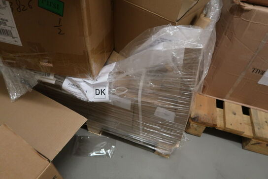 Paller med div. Merchandise bl.a. fodbolde, strømper m.m.