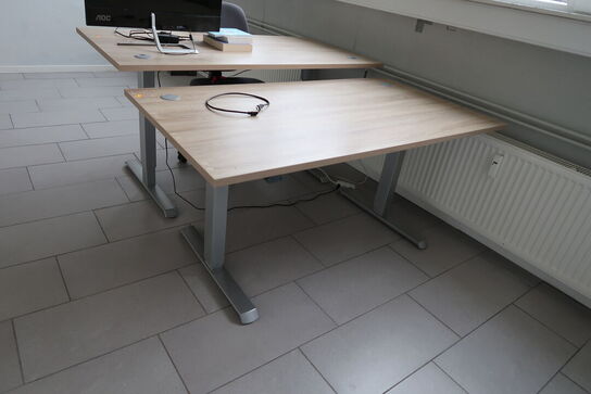 2 stk. el. hæve/sænke skriveborde uden indhold, kontorstol samt opslagstavle