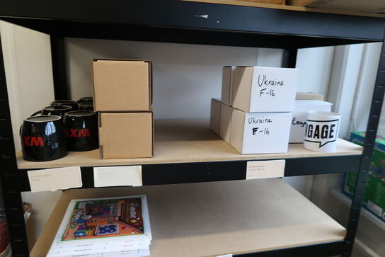 Lagerreoler med div. Merchandise m.m.