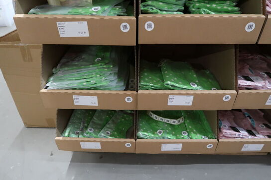 Div. Papkasser med Merchandise bl.a. tøj, huer, penalhuse, tasker m.m.