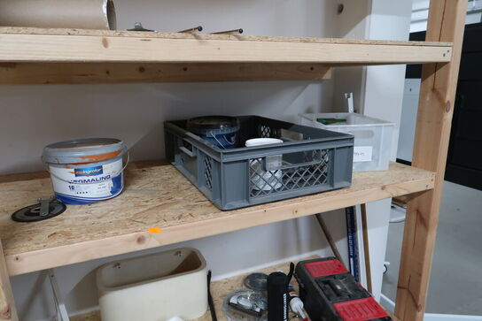 Reol med div. Værktøj og varelager
