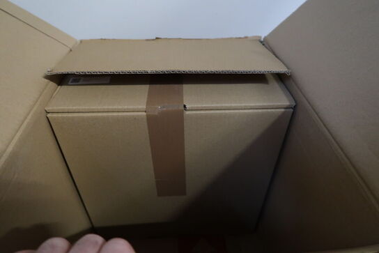 2 stk. paller med div. Merchandise bl.a. tøj, LP'er, bøger m.m.