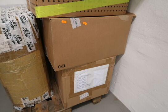 Palle med div. Merchandise bl.a. madkasser, julehuer m.m.