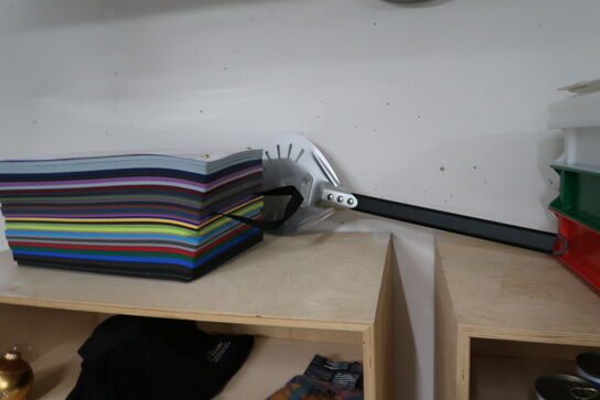 2 stk. vægreoler med indhold