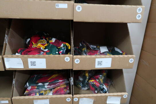 Div. Papkasser med Merchandise bl.a. tasker, tøj, drikkedunke m.m.