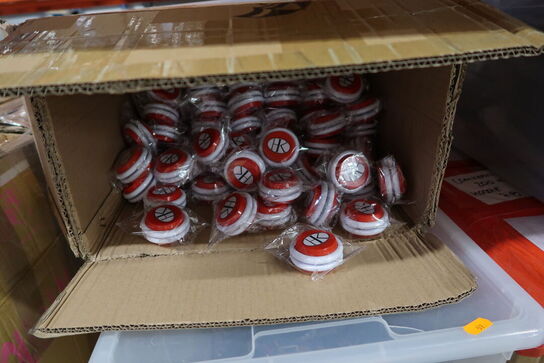 3 stk. paller med yoyo'er, div. Tøj m.m.