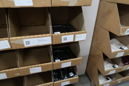 Div. Papkasser med Merchandise bl.a. tøj m.m.