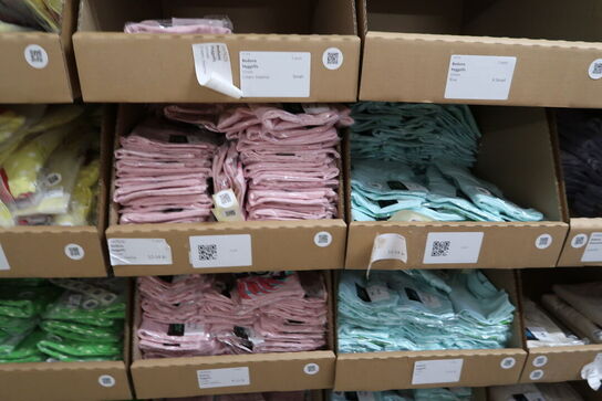 Div. Papkasser med Merchandise bl.a. tøj, huer, penalhuse, tasker m.m.