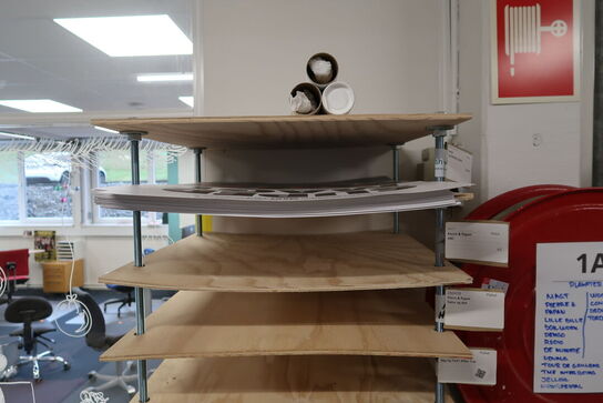 4 stk. stativer/reoler/borde med div. Plakater