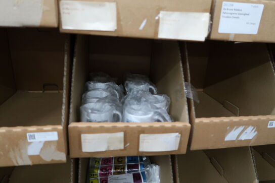 Div. Papkasser med Merchandise bl.a. tøj m.m.