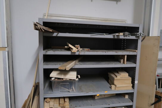 Arbejdsborde/reoler med div. Varelager og værktøj