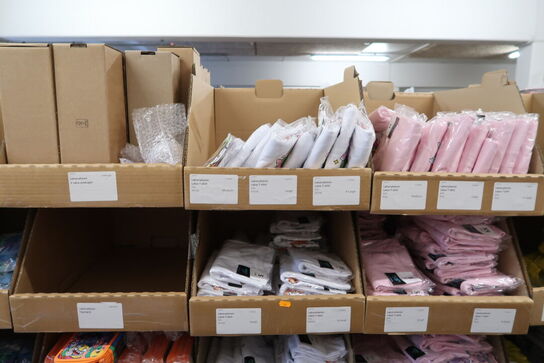 Div. Papkasser med Merchandise bl.a. tøj, huer, penalhuse, tasker m.m.