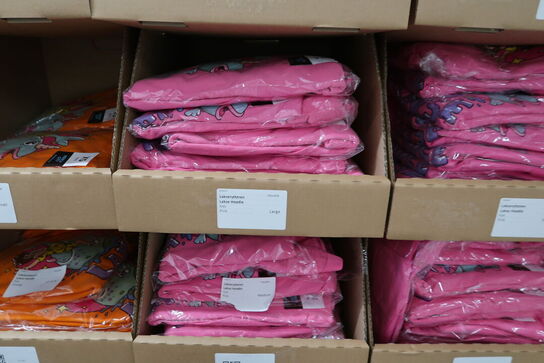 Div. Papkasser med Merchandise bl.a. tøj, huer, penalhuse, tasker m.m.