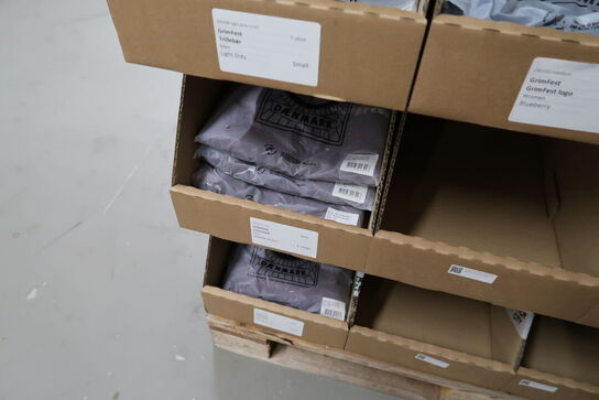 Div. Papkasser med Merchandise bl.a. tøj m.m.
