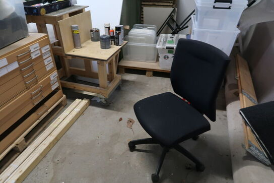 Kontorstol, plastikkasser, trappestige, opbevaringsbord m.m.
