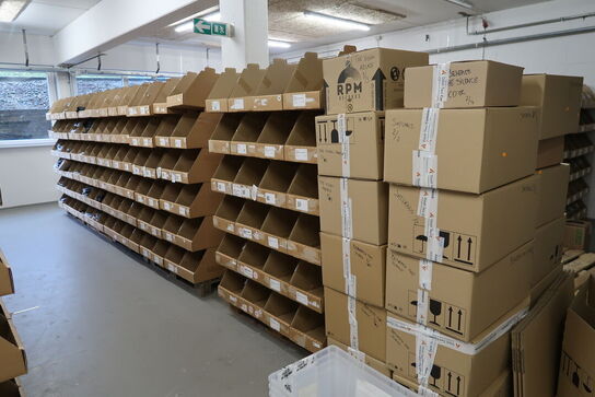 Div. Papkasser med merchandise bl.a. tøj m.m.