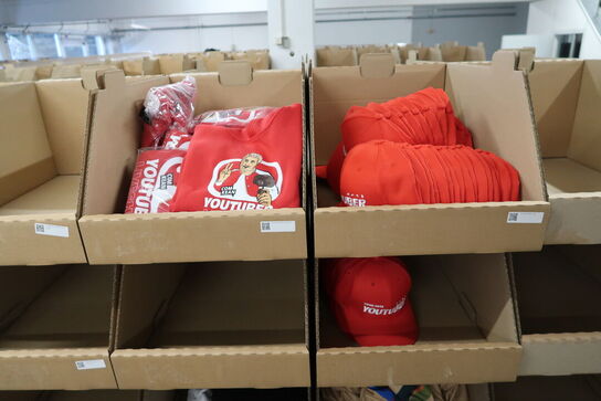 Div. Papkasser med Merchandise bl.a. tøj, kasketter, solbriller m.m.