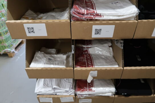 Div. Papkasser med Merchandise bl.a. tøj m.m.